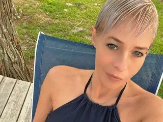 Thesexymilf22  live sex cam
