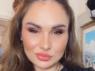 AdelaHotWhite  live sex cam