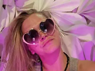 HoneyWolfxoxo  live sex cam