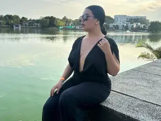 Elahilton20  live sex cam