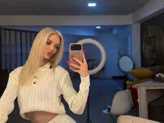 SkinnyNatty  live sex cam