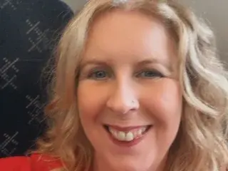 Curlyblonde22  live sex cam