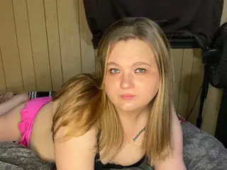 Naughtyone618  live sex cam