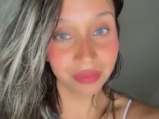 Lunatorres  live sex cam
