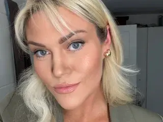 XoxMissDxox  live sex cam