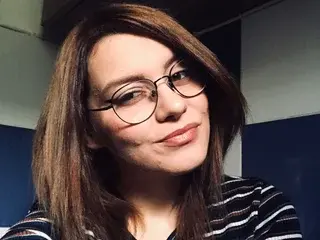 SARAHHxx  live sex cam