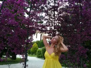 Blondeangel_4u2  live sex cam