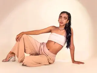 Veronica_Hottiee  live sex cam
