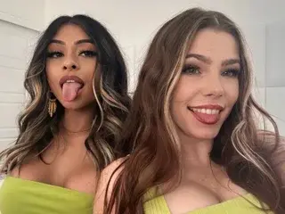 SkinnyMiniMia  live sex cam