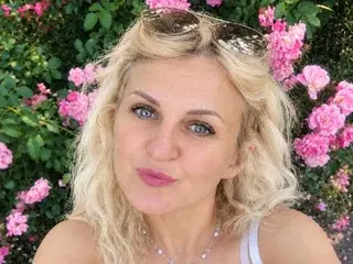 MirenaLuna  live sex cam