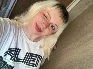 Cyber_Melanie  live sex cam