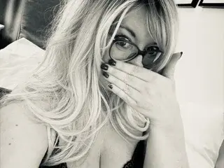 BlondeBridgetx  live sex cam