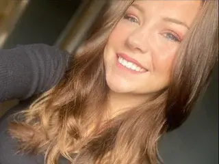 SheRunsTheShow  live sex cam