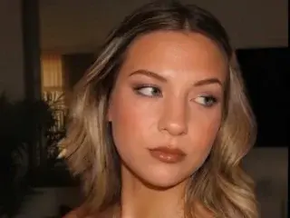 SheRunsTheShow  live sex cam