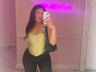 Honeyy_xox  live sex cam