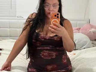 Hotnessunlockee  live sex cam