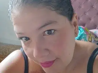 IzzyFlowers777  live sex cam