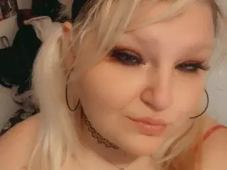 JuicyStrawberryCheeks  live sex cam