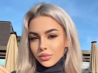 HornyB33  live sex cam