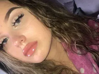 Petiteprinny18  live sex cam