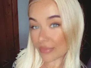 AdventurousAly  live sex cam