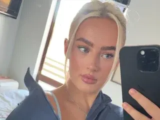 ToxicBlondie  live sex cam