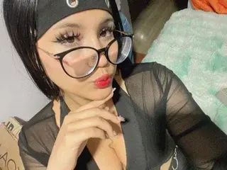 Emari_doll  live sex cam