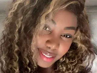 Karlaebonyy  live sex cam