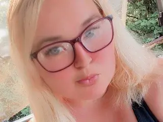 CurvySweetMaya  live sex cam