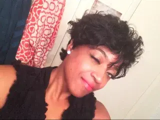 BustyIrie  live sex cam