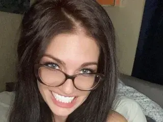 LunaLyons  live sex cam