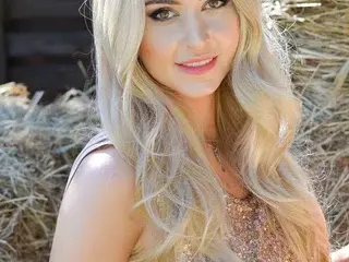 MelanieSpaces  live sex cam