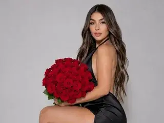 HollyBrensone  live sex cam