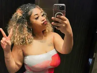 KittyBanksXO  live sex cam