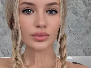 Lindy18  live sex cam