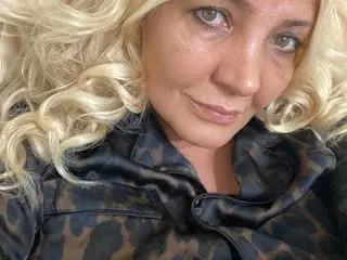 Blondyy  live sex cam