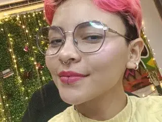 Hannah27  live sex cam