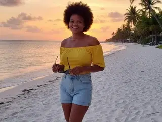 Naughtychic44  live sex cam