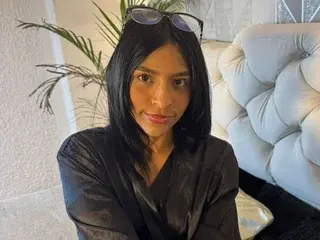 LesliePetit  live sex cam