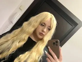 AriaMoon23  live sex cam