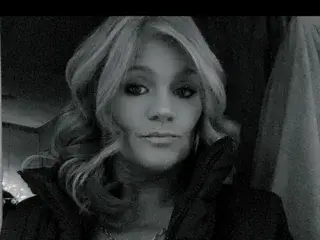 Kellbells123  live sex cam
