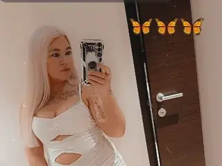 SweetiesophiaX  live sex cam