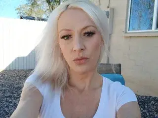Blondebaddiesummer40  live sex cam