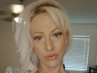 Blondebaddiesummer40  live sex cam
