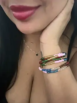 Quiqui28  live sex cam