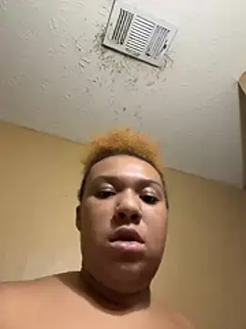 Juicyy27  live sex cam