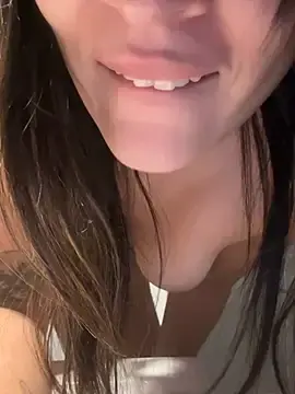Justinahallo  live sex cam