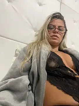 Apathyninffetagostosa  live sex cam