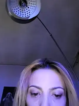 Devilishblond  live sex cam