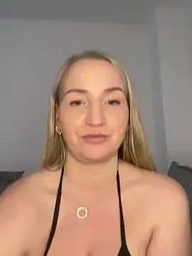 BootyQueenApril  live sex cam